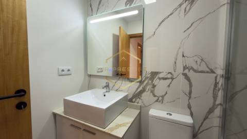 Apartamento T2 totalmente remodelado com Terraço no coração das Caxinas