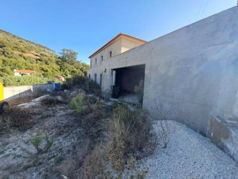 Moradia V4 perto da Venda do Pinheiro