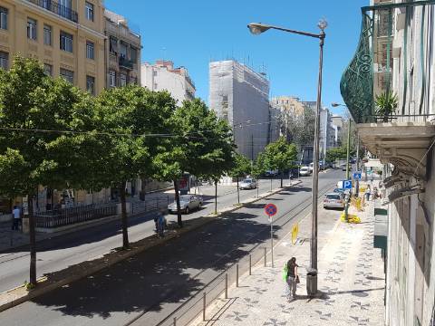 Loja com 234 m2 em plena Av. Almirante Reis