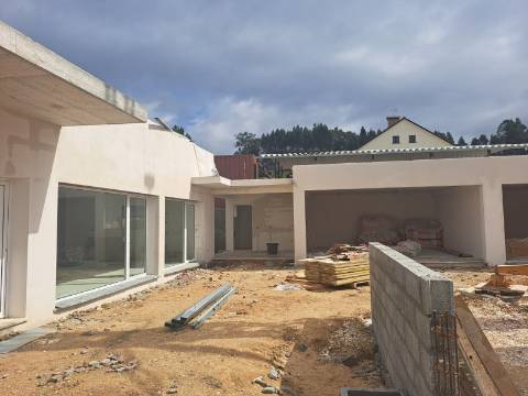 Moradia contemporânea V4 em condomínio fechado a 5 minutos da cidade de Leiria