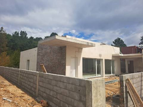 Moradia contemporânea V4 em condomínio fechado a 5 minutos da cidade de Leiria