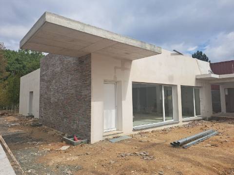 Moradia contemporânea V4 em condomínio fechado a 5 minutos da cidade de Leiria