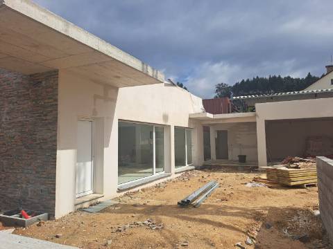 Moradia contemporânea V4 em condomínio fechado a 5 minutos da cidade de Leiria