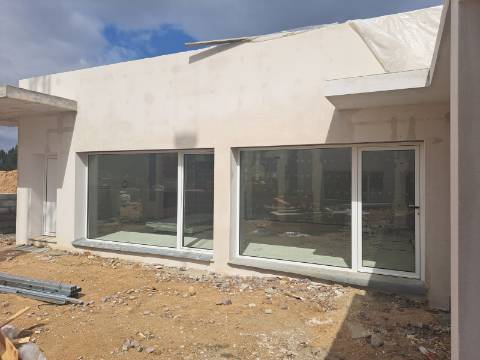 Moradia contemporânea V4 em condomínio fechado a 5 minutos da cidade de Leiria