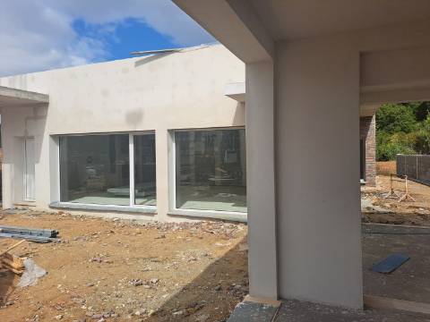 Moradia contemporânea V4 em condomínio fechado a 5 minutos da cidade de Leiria