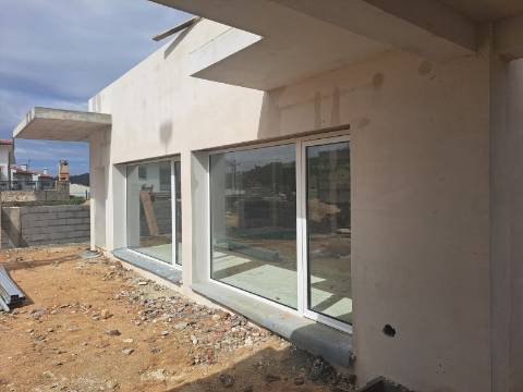 Moradia contemporânea V4 em condomínio fechado a 5 minutos da cidade de Leiria