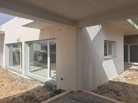 Moradia contemporânea V4 em condomínio fechado a 5 minutos da cidade de Leiria