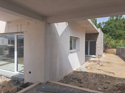 Moradia contemporânea V4 em condomínio fechado a 5 minutos da cidade de Leiria