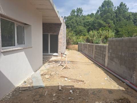 Moradia contemporânea V4 em condomínio fechado a 5 minutos da cidade de Leiria