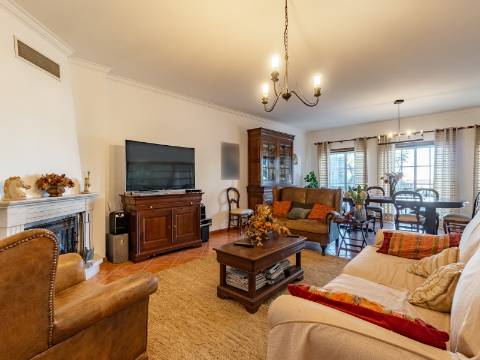 Moradia V4 com garagem em São Bernardino