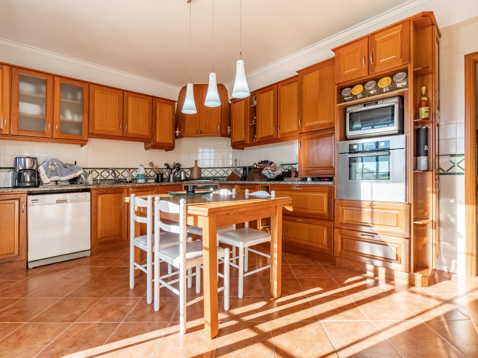 Moradia V4 com garagem em São Bernardino