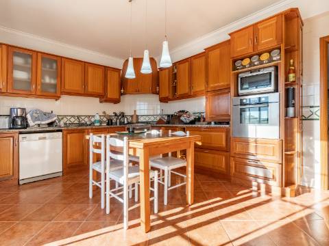 Moradia V4 com garagem em São Bernardino