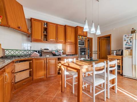 Moradia V4 com garagem em São Bernardino