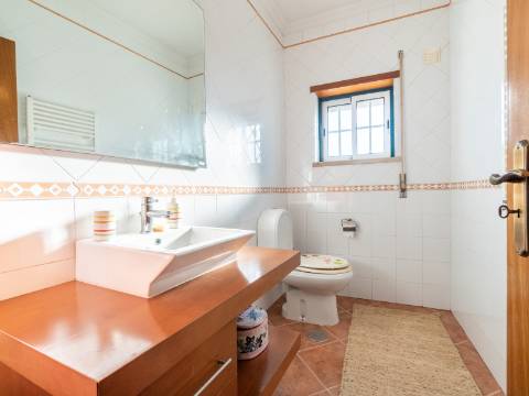 Moradia V4 com garagem em São Bernardino