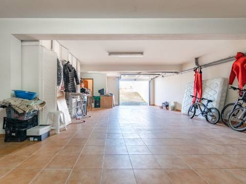 Moradia V4 com garagem em São Bernardino