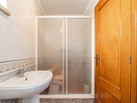 Moradia V4 com garagem em São Bernardino