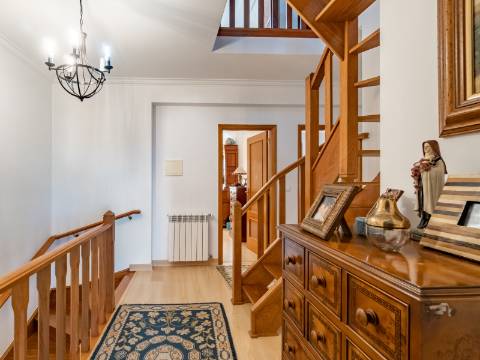 Moradia V4 com garagem em São Bernardino