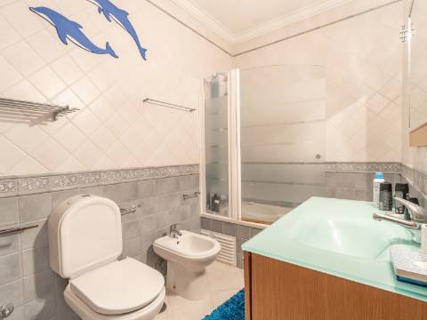 Moradia V4 com garagem em São Bernardino