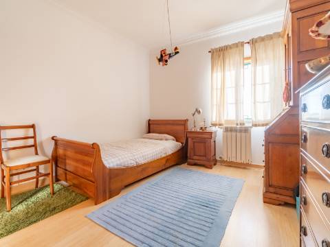 Moradia V4 com garagem em São Bernardino