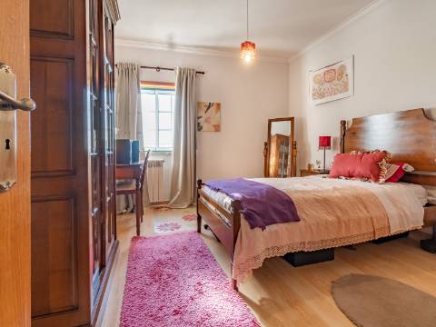 Moradia V4 com garagem em São Bernardino