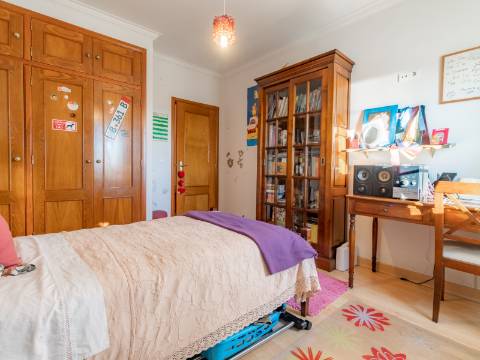 Moradia V4 com garagem em São Bernardino