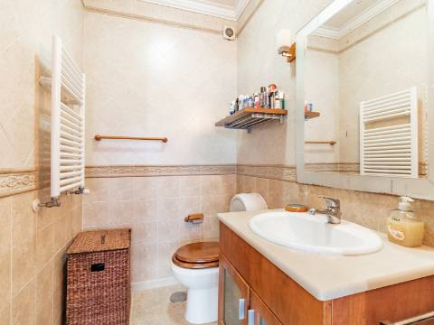 Moradia V4 com garagem em São Bernardino