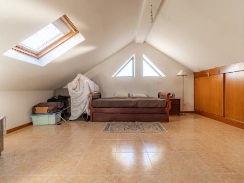 Moradia V4 com garagem em São Bernardino