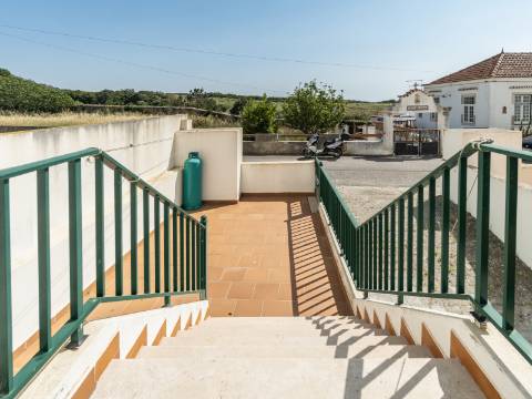 Moradia V4 com garagem em São Bernardino