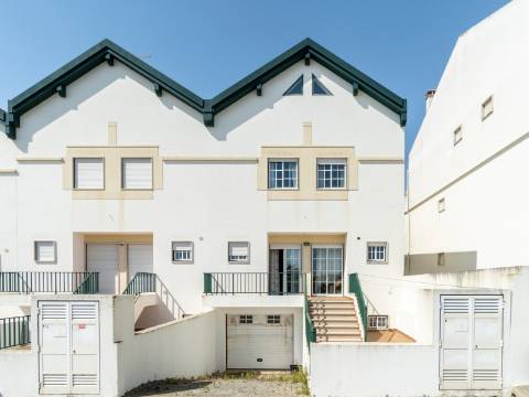 Moradia V4 com garagem em São Bernardino