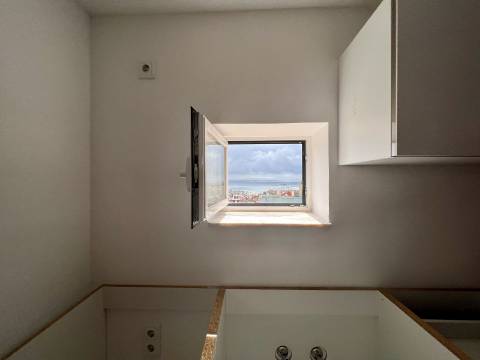 Dois apartamentos com terraço e vista de rio, perto da Graça