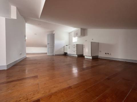 Dois apartamentos com terraço e vista de rio, perto da Graça