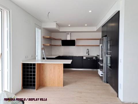 Moradia V4 com vista para o rio São Domingos