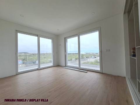 Moradia V4 com vista para o rio São Domingos