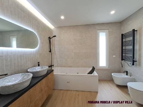 Moradia V4 com vista para o rio São Domingos