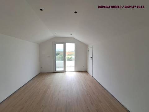 Moradia V4 com vista para o rio São Domingos