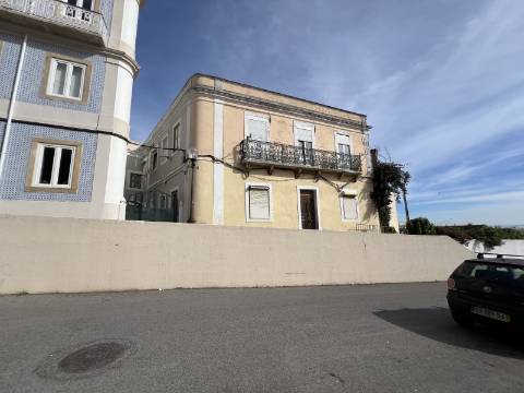 Prédio no Beato com vista para o Rio Tejo