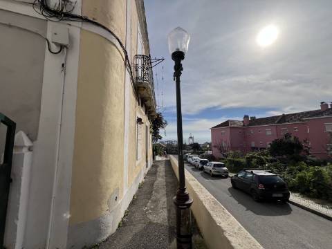 Prédio no Beato com vista para o Rio Tejo