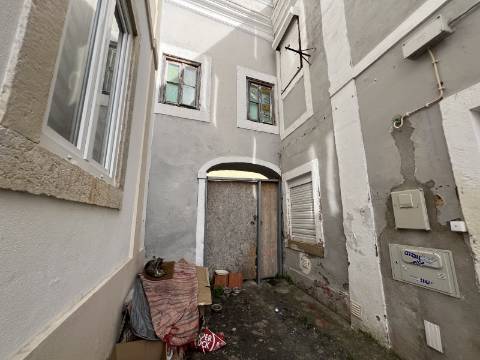 Prédio no Beato com vista para o Rio Tejo