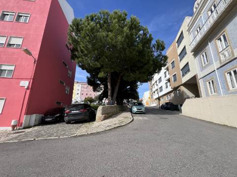 Prédio no Beato com vista para o Rio Tejo