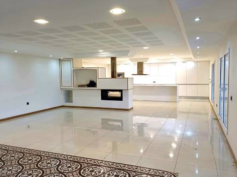 Moradia T7 independente inserida em 4666m² de terreno, em Casais da Bidoeira