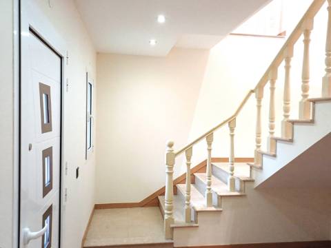 Moradia T7 independente inserida em 4666m² de terreno, em Casais da Bidoeira