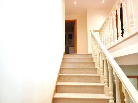 Moradia T7 independente inserida em 4666m² de terreno, em Casais da Bidoeira