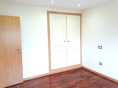 Moradia T7 independente inserida em 4666m² de terreno, em Casais da Bidoeira