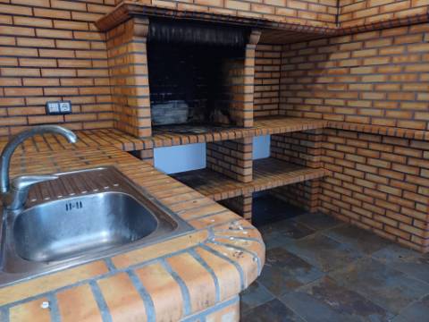 Moradia T7 independente inserida em 4666m² de terreno, em Casais da Bidoeira