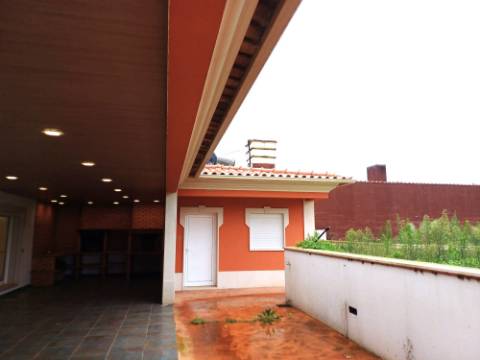 Moradia T7 independente inserida em 4666m² de terreno, em Casais da Bidoeira