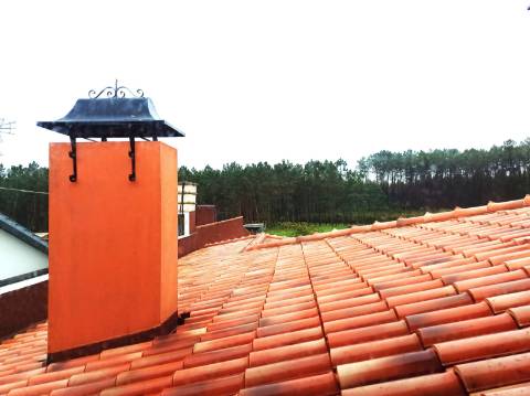 Moradia T7 independente inserida em 4666m² de terreno, em Casais da Bidoeira