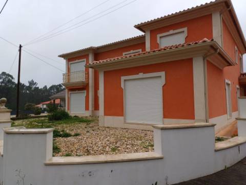 Moradia T7 independente inserida em 4666m² de terreno, em Casais da Bidoeira