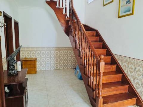 Moradia T3 com sótão e garagem junto à Consolação