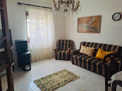 Moradia T3 com sótão e garagem junto à Consolação