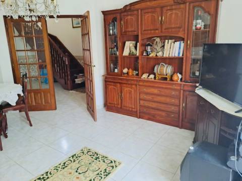 Moradia T3 com sótão e garagem junto à Consolação